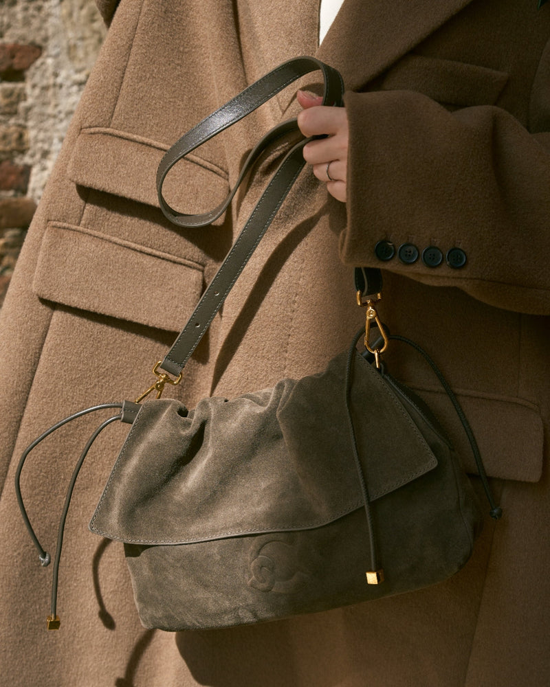 Suede Mania: il camoscio tra forme fluide e linee definite