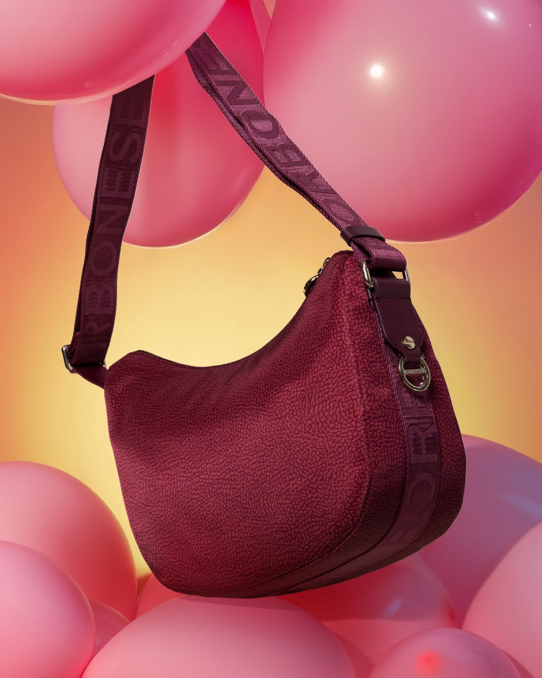 Raffinatezza italiana e stile senza tempo per borse e accessori iconici.