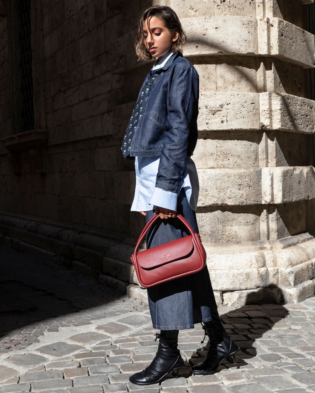 Eleganza contemporanea e maestria artigianale, espressione autentica dello stile italiano.