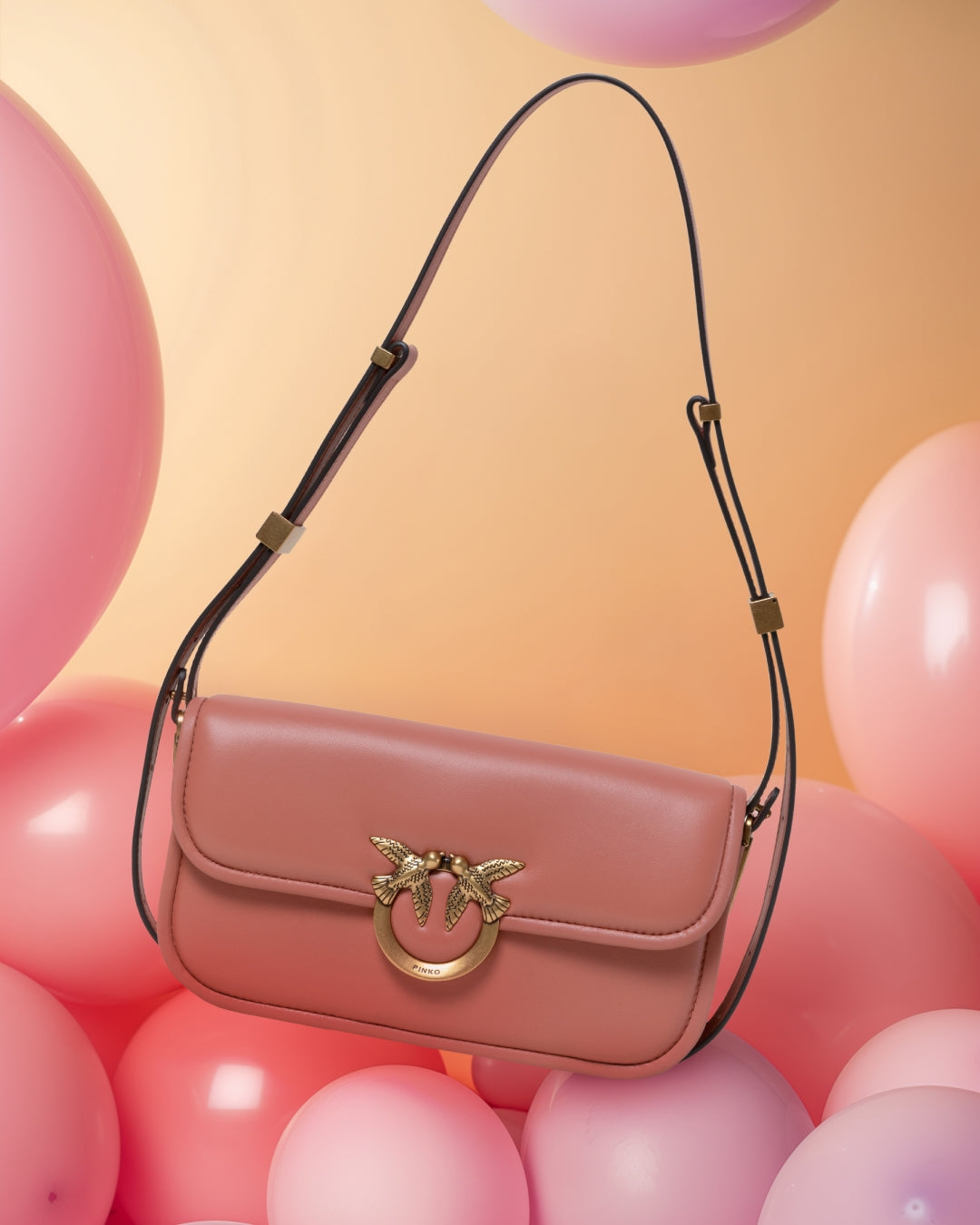 Carattere deciso e femminile tra eleganza moderna e dettagli iconici.