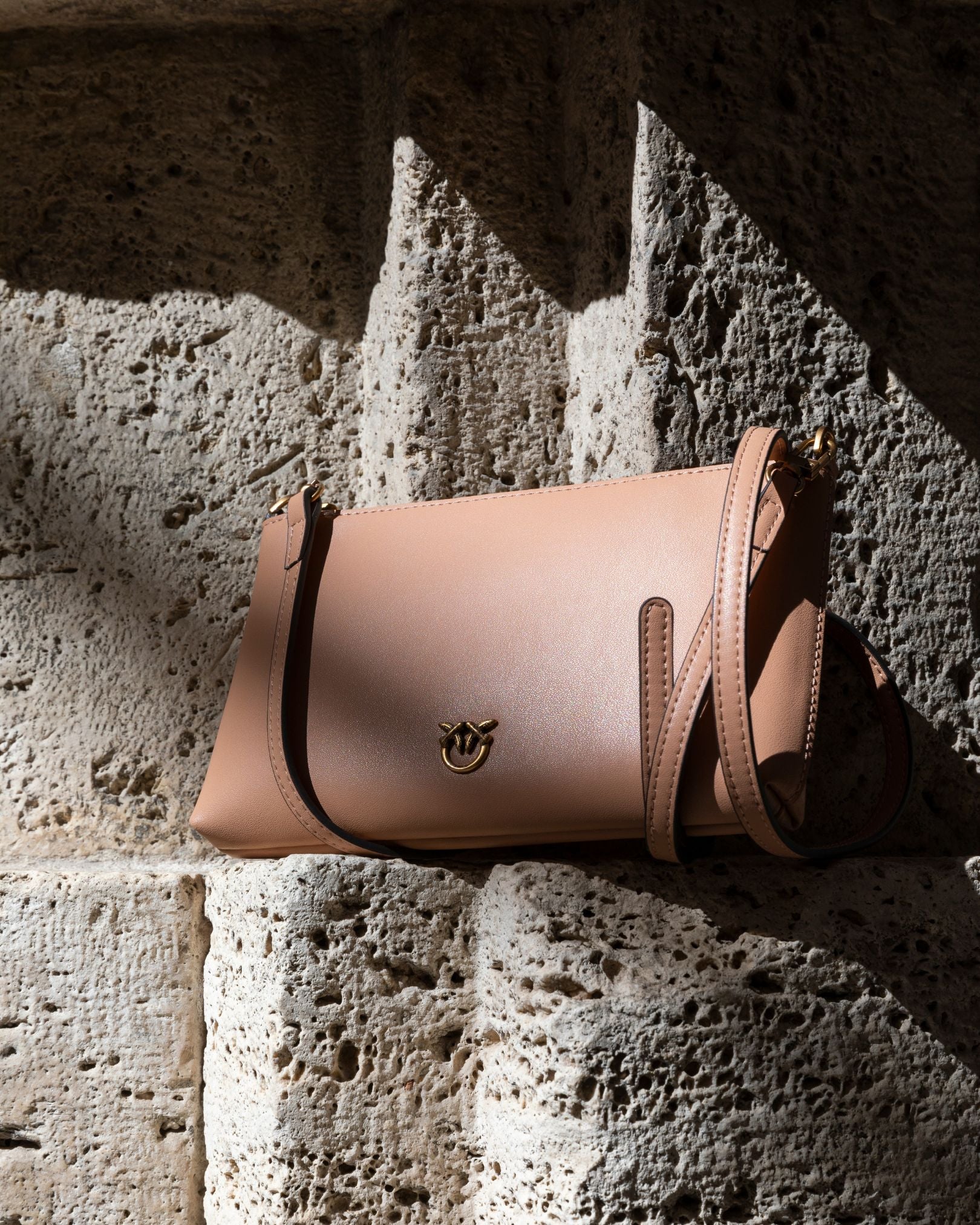 Stile deciso e femminilità audace dal carattere contemporaneo.