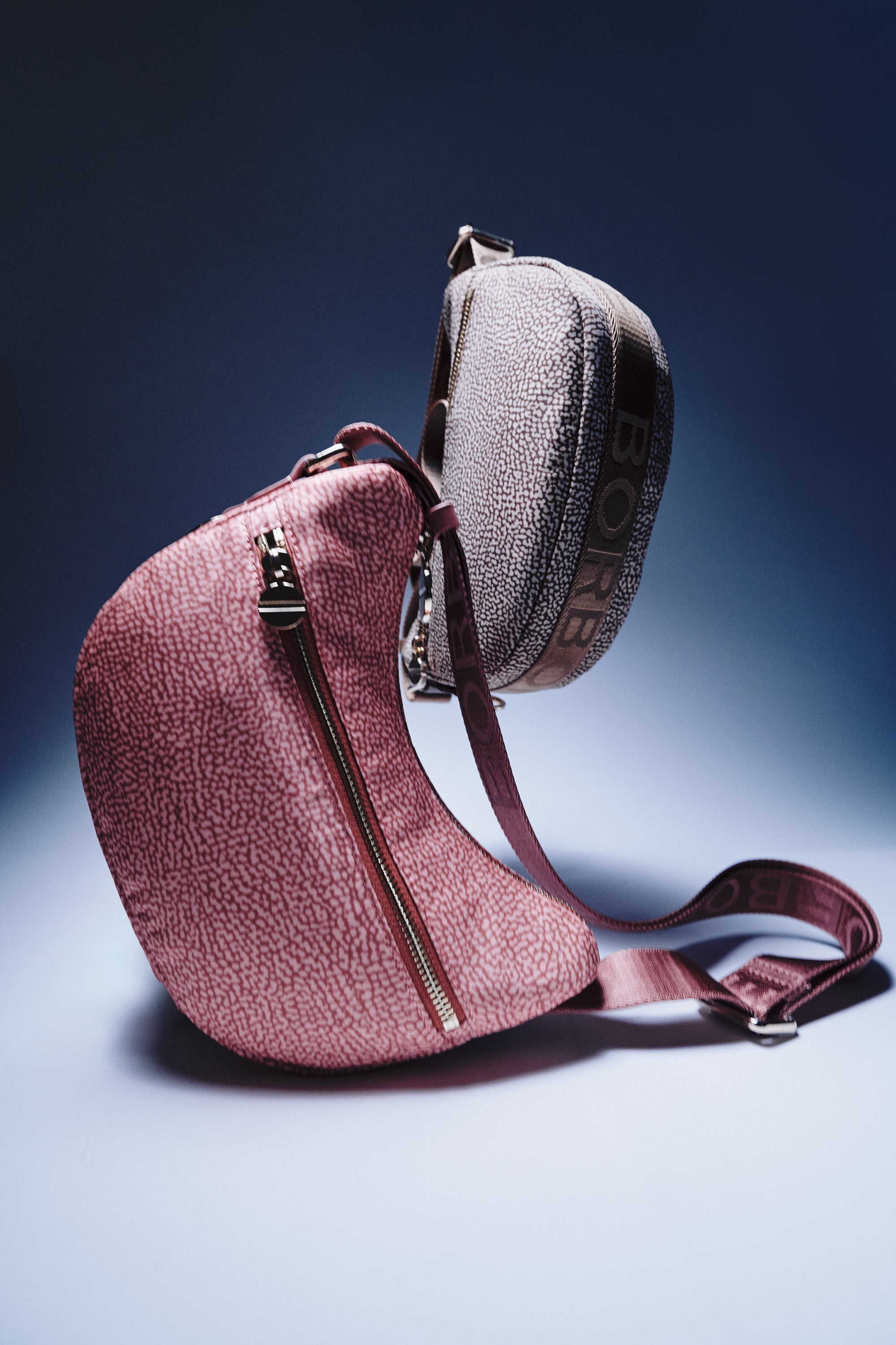 Timeless elegance, between Italian leather and Tuscan lifestyle.