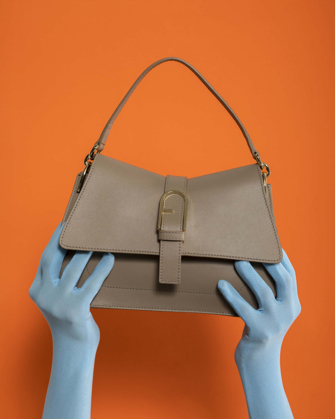 Italian design and contemporary style for iconic bags and accessories.