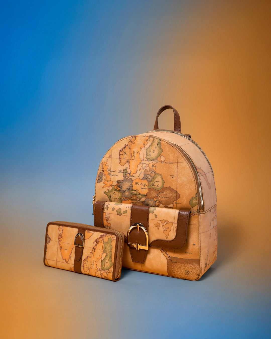 Iconic Geo motif and travel spirit for bags and accessories with an unmistakable character.