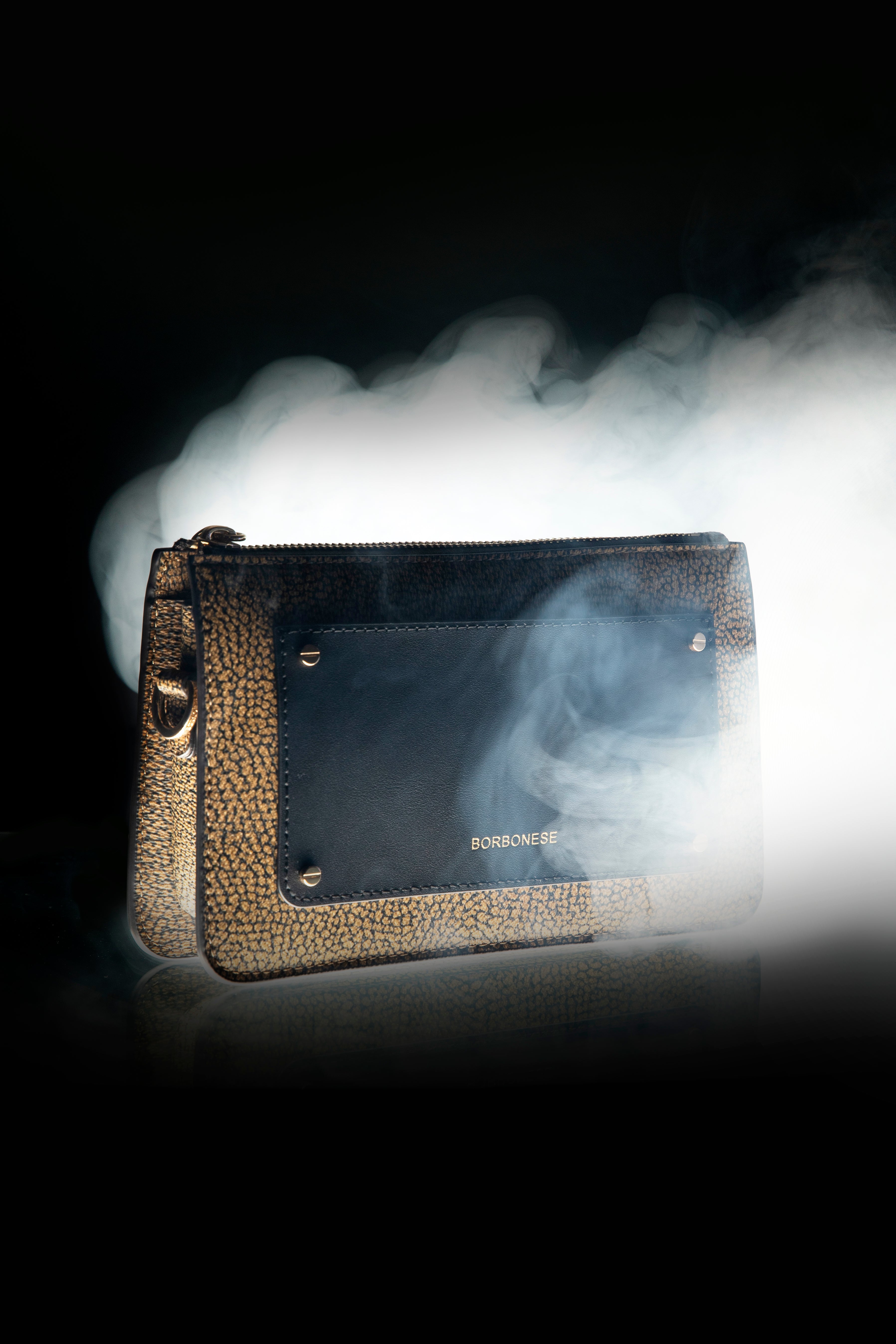 Glamour italiano e artigianalità, definito dall’inconfondibile occhio di pernice.