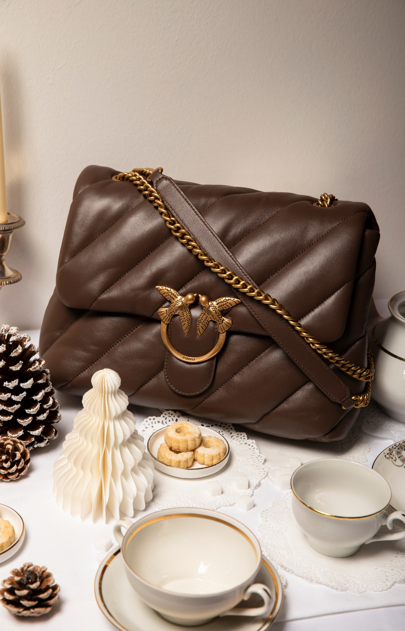 Energia contemporanea e dettagli audaci, simbolo di uno stile femminile iconico e deciso.