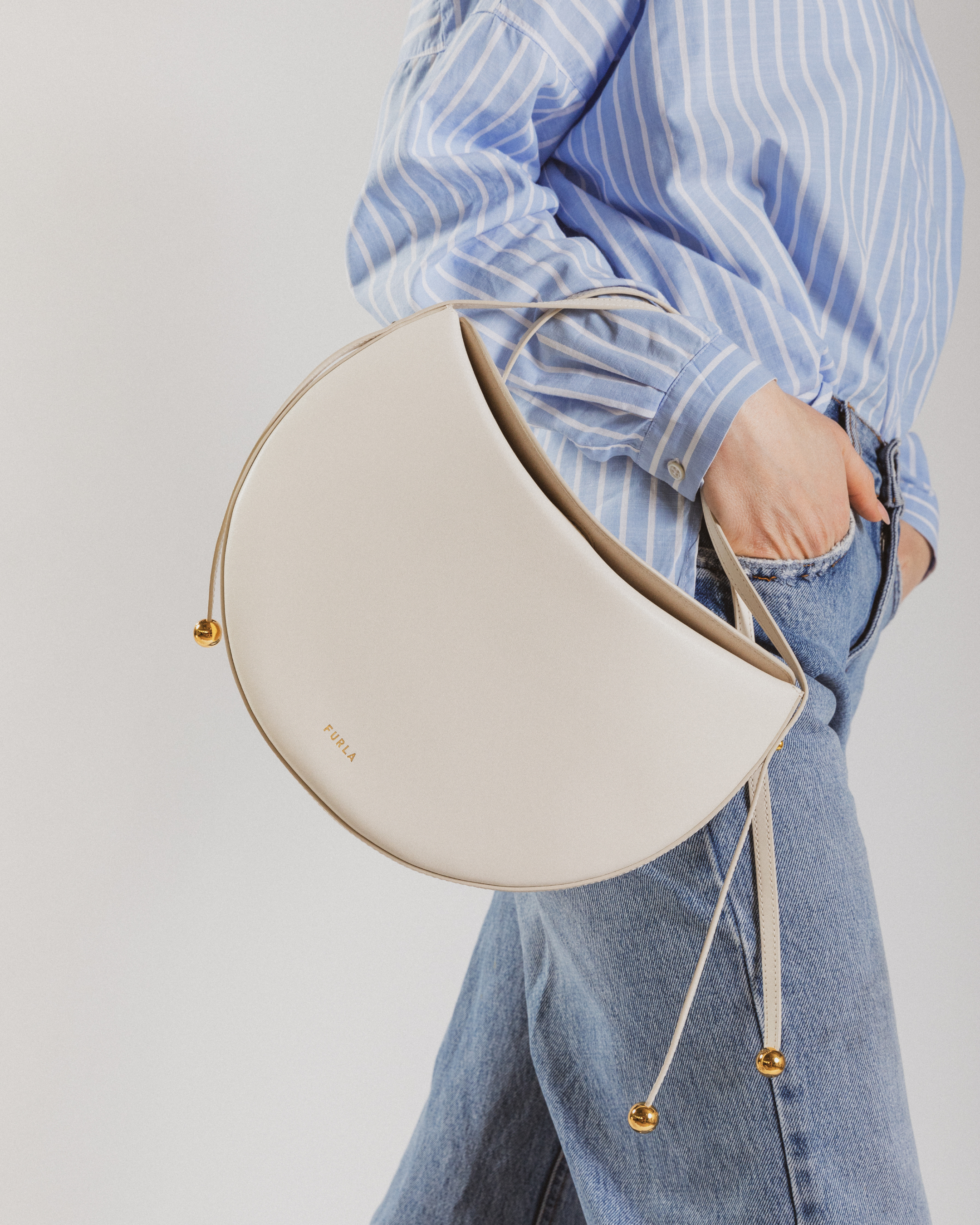 Stile deciso e femminilità audace dal carattere contemporaneo.